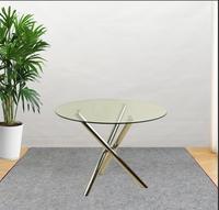 Table à manger ronde moderne avec plateau en verre noir et trois pieds en métal chromé croisés pour la maison ou l'hôtel, style farmhouse