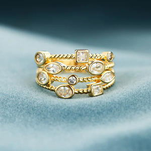 Anelli Geometrici T0620 con Cristalli e Strass, Montatura in Oro, Unisex per Uso Quotidiano - Product Image 6