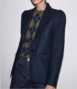 Blazer negro entallado para mujer con hombros acolchados, solapa con muescas y silueta ajustada, perfecto para la oficina - Product Image 6