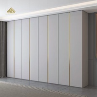 Armoire moderne à 8 portes de grande capacité avec bois de teck et panneaux stratifiés, placard intégré sur mesure pour la chambre à coucher, pour le rangement à domicile
