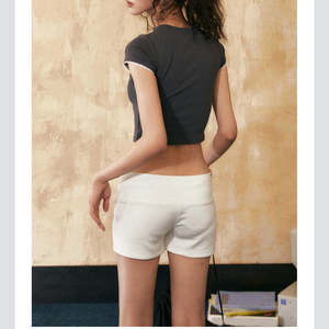 เสื้อยืดผ้าฝ้ายทรงเข้ารูปสไตล์ Y2K สำหรับผู้หญิง ตกแต่งด้วยลูกไม้และลายปัก พร้อมโลโก้แบบกำหนดเอง เหมาะสำหรับฤดูร้อน - Product Image 4