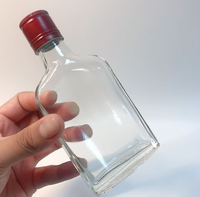 Nouveau lancement bouteille de vin à dessus torsadé plat de haute qualité bouteille d'alcool en verre avec couvercle en aluminium 175ml 250ml 500ml