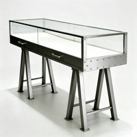Vitrines de présentation de bijoux de style industriel sur mesure, îlots de présentation centralisés pour montres de mode, et vitrines en fer forgé