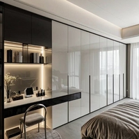 Système de dressing sur mesure moderne et minimaliste avec coiffeuse intégrée, étagères ouvertes et vitrine en verre trempé