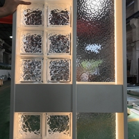 Cloison décorative de luxe en acier inoxydable avec briques de verre lumineuses à LED pour hôtel et salon