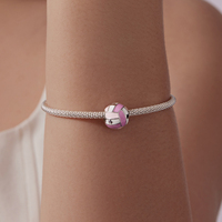 Breloque de volley-ball plaquée argent avec design de balle en émail rose, bijou unisexe, cadeau