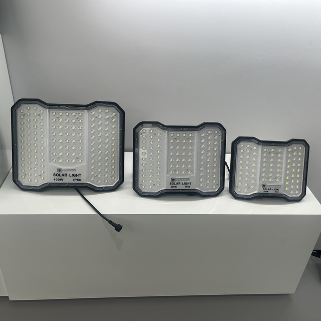High Brightness 400W IP66 Waterproof SMD5054 LED Solar Flood Light for Outdoor Garden Yard Lighting ABS Lamp Body