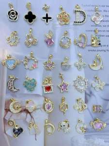 Vente en gros de pendentifs en forme de cœur en cristal rose plaqué or 18 carats, collection de charmes romantiques en forme de cœur de fleur et de planète pour <span class=keywords><strong>la</strong></span> fabrication de colliers en DIY - Product Image 2