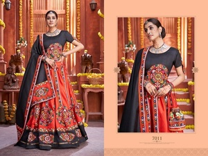 Haute qualité Gamthi et Aari travail spécial traditionnel Navaratri Lehenga Choli pour la vente à l'exportation depuis l'Inde - Product Image 3
