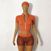Ensemble de sport 2 pièces personnalisé pour femme avec logo, veste à manches longues à fermeture éclair dorée, short taille haute et bandeau – Tenue d'été 2026