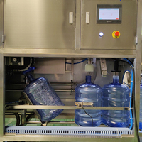 Machine de remplissage d'eau 5 gallons 19L 20L QGF-150 150 BPH trois-en-un en acier inoxydable 304 avec contrôle PLC pour le lavage, le remplissage et le bouchage des barils