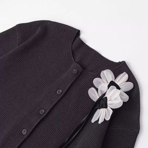 جاكيت نسائي جديد لشتاء <span class=keywords><strong>2025</strong></span> بتصميم عصري متعدد الاستخدامات مع ياقة وأكمام طويلة وطباعة وتباين الألوان وزخرفة الزهور ونسيج مضلع - Product Image 3