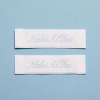 Étiquettes de col enroulées en satin blanc, lavables, résistantes à la décoloration, avec texte bleu, logo personnalisé, écologiques, pour vêtements, en rouleau, vente en gros