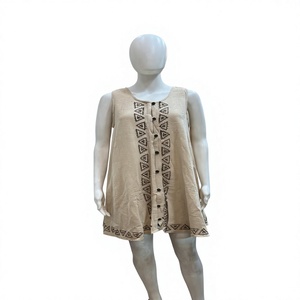 Robe tunique beige sans manches pour femme avec imprimé tribal triangulaire noir, style bohème ethnique décontracté - Product Image 1