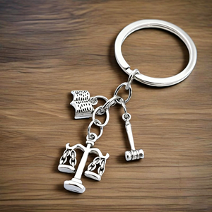 Porte-clés en alliage de zinc au design créatif de balance et de marteau, prix d'usine, vente en gros, haute qualité, pour la Semaine de la reconnaissance des enseignants - Product Image 3