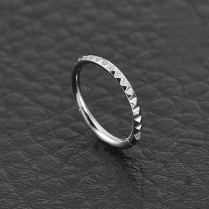 Anneau de nez en titane G23 avec bord pyramidal sculpté | Bijoux de piercing pour septum et narine | Hypoallergénique et inaltérable - Product Image 2