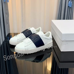 Sneakers de skate de luxe unisexes, chaussures de marche en cuir de haute qualité avec clous, style homme - Product Image 3