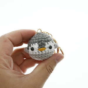 Adorable poupée pingouin miniature tissée à la main, petit pendentif en laine crochetée par <span class=keywords><strong>maman</strong></span>, porte-clés fait main - Product Image 2
