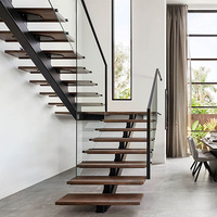 Escalier moderne à poutre unique en acier, gain de place, avec rampe en verre et marches en bois pour villa, loft, appartement