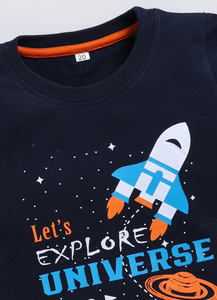 T-shirt régulier en pur coton imprimé pour garçons, couleur bleu marine, avec impression graphique cool de fusée spatiale et de planète, t-shirt doux - Product Image 3