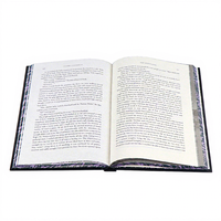Créer des livres reliés en papier artistique en édition spéciale avec des couvertures en feuille d'aluminium et des bords imprimés avec des images