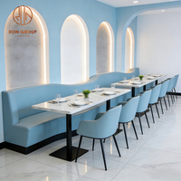 Ensemble de mobilier de café-restaurant : table ronde en marbre demi-cercle, chaises et banquette