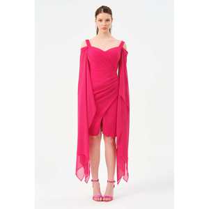 Elegante Vestido de Noche de Gasa con Hombros Descubiertos, Capa Transparente Asimétrica, Cintura Imperio y Silueta Ajustada en Rosa - Product Image 3