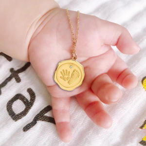 Collar al por mayor con colgante hueco de madre y bebé, cadena de acero inoxidable, regalo para el Día de la Madre - Product Image 5