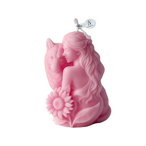Bougie artisanale en cire de soja sculptée, représentant une femme et un loup, pour la décoration artistique de la maison et de la table - Product Image 5
