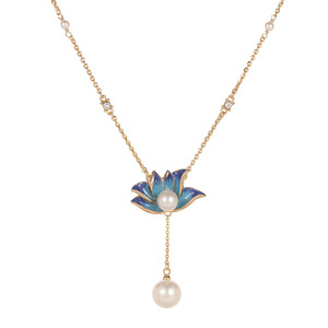 Collana con Pendente a Fiore di Loto Blu Smaltato e Perle, Gioiello Floreale Scintillante per Donne - Product Image 5