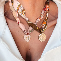 2025 Ruban en Soie Véritable Cravate et Bande Pendentif Mode Colliers Souvenir Foulard en Soie Collier Pendentif Cœur Bricolage Collier Coloré