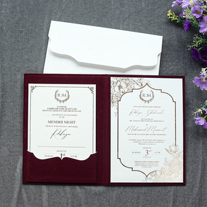 Couverture de carton dur de <span class=keywords><strong>mariage</strong></span> en velours <span class=keywords><strong>bordeaux</strong></span> Carte d'invitation à couverture rigide Papier de texture Feuille d'or Invitation de poche avec enveloppe - Product Image 1