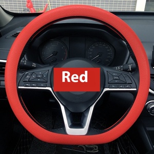 غطاء عجلة قيادة السيارة من السيليكون على شكل حرف D، ماص للعرق، مضاد للانزلاق، مناسب لجميع الفصول، رقيق وناعم - Product Image 2