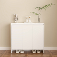Élégante armoire à chaussures en bois inclinée avec espace de rangement dissimulé pour l'entrée d'un appartement