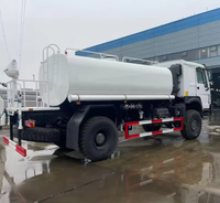 Camion-citerne à eau fiable diesel 4x2 HOWO en acier au carbone 9CBM avec système de pulvérisation