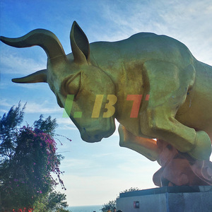 Réplica de fibra de vidrio de la escultura de toro de bronce, figura abstracta de animal personalizada para exteriores, montada en el suelo. - Product Image 1