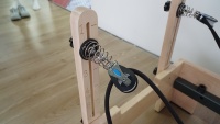 Nouvelle Tendance : Reformer Pilates avec Barre Intégrée et Barre de Repose-Pieds en Bois d'Érable – Équipement de Fitness en Bois pour Studio de Yoga