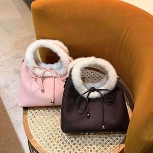 Sac à main demi-lune en cuir synthétique pelucheux d'hiver avec fermeture à nœud papillon - Product Image 1