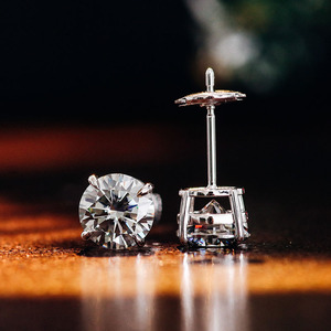 ठीक गहने 14k सोने की बालियां 7.5 मिमी वी बनाम ग्रे लैब में उगाए हुए पुरुषों के कान के छल्ले - Product Image 3