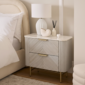 Mesita de noche texturizada con cajones en Chevron, tapa de mármol y patas doradas. Disponible a precios mayoristas - Product Image 1