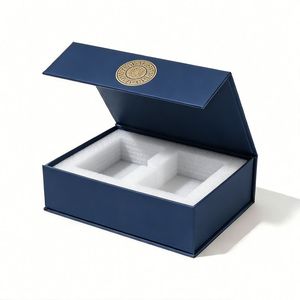 Boîte cadeau de luxe en carton avec logo personnalisé, fermeture magnétique à rabat, insert, pelliculage mat et gaufrage - Product Image 3