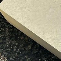Boîte d'emballage personnalisée en papier coton blanc avec logo en relief pour bijoux