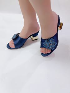 Xuanhui Nuovo Design Ultimi Modelli di <span class=keywords><strong>Sandali</strong></span> con Tacco Alto <span class=keywords><strong>Comodi</strong></span> <span class=keywords><strong>da</strong></span> Esterno con Fiori in Strass per Donne e Signore - Product Image 5