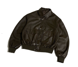 Giacca Bomber da Uomo in Ecopelle <span class=keywords><strong>Marrone</strong></span> <span class=keywords><strong>Scuro</strong></span> con Chiusura a Fibbia Metallica, Colletto a Punta, Tasche Cargo, Stile Vintage Oversize Streetwear - Product Image 3
