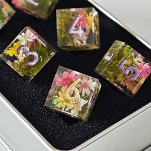 MINI PLANET Vente en gros de dés en résine Daisy personnalisés, faits à la main, 16 mm, 6 faces, pour jeux de rôle sur plateau, accessoires DND, cadeau - Product Image 6