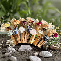 Fleurs de roses séchées et cristaux naturels (bois) en faisceau de Palo Santo biologique artisanal pour les séances d'aromathérapie et de purification spirituelle