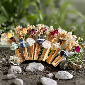 Fleurs de roses séchées et cristaux naturels (bois) en faisceau de Palo Santo biologique artisanal pour les séances d'aromathérapie et de purification spirituelle - Product Image 1