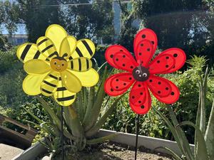 Kunden spezifische Großhandel neue Doppels chicht Cartoon Biene und Marienkäfer bunte Spielzeug Windmühle - Product Image 3