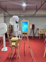Cabina de Fotos Portátil de Madera de Doble Cara para iPad con Flash Profesional y Pantalla de 18.5 Pulgadas para Eventos de Redes Sociales