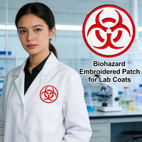 Écusson brodé en chenille écologique avec symbole d'avertissement de risque biologique, fond blanc, motif rouge, fixation auto-agrippante, pour laboratoire